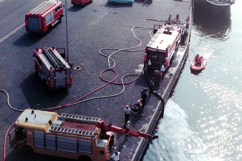 Brandweer oefening juli 1982.JPG - Oefening Lorentzkade Leeuwarden 1982